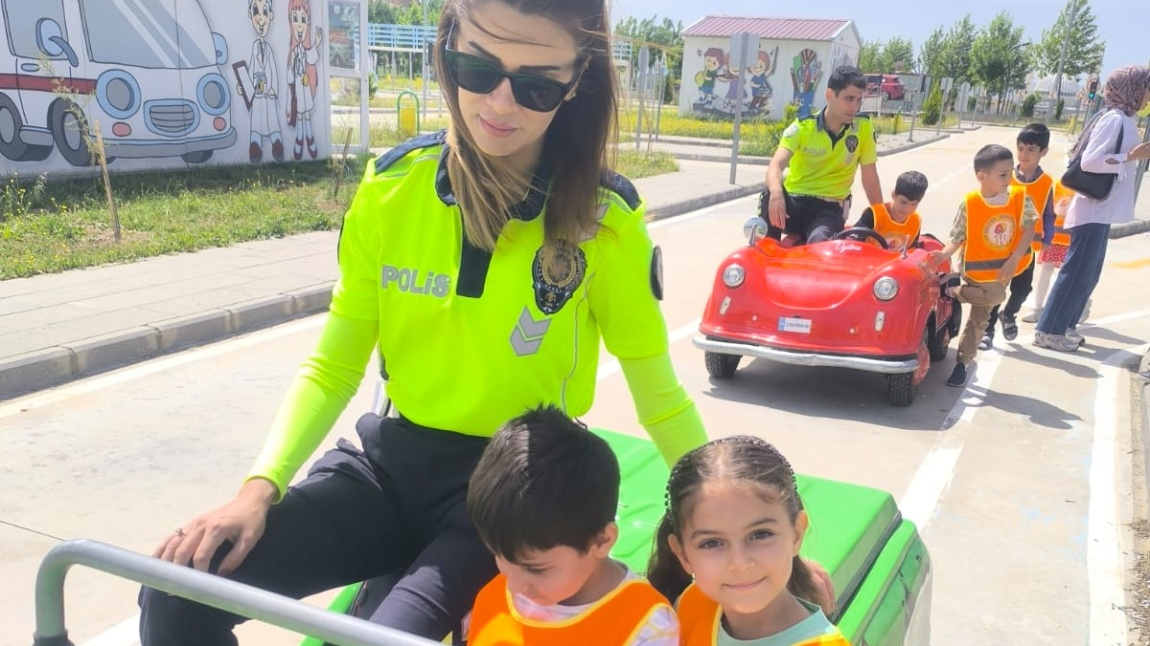 Çocuklarla Trafik Pisti Gezisi